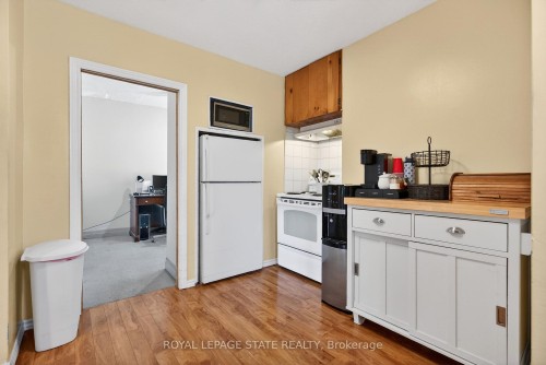 663 Tate Avenue, Hamilton, ON - Indoor Photo Showing Kitchen