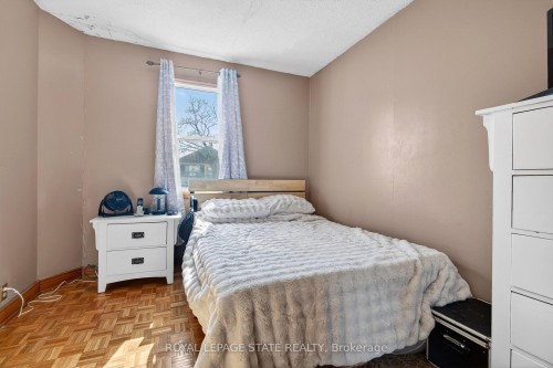 663 Tate Avenue, Hamilton, ON - Indoor Photo Showing Bedroom