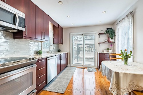3026 Dalehurst Drive, Mississauga, ON - Indoor Photo Showing Kitchen With Upgraded Kitchen
