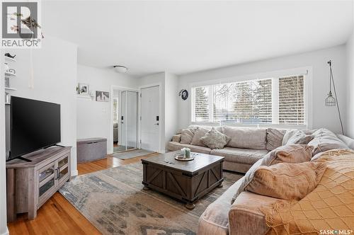 15 Stewart Avenue, Saskatoon, SK - Indoor Photo Showing Living Room