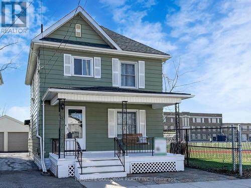 27 WOODLAND AVENUE  St. Catharines, ON L2R 5A1