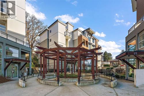 301 1018 Inverness Rd  Saanich, BC V8X 0B1