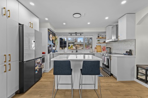 Kitchen - 160 Hampshire Road, Beaconsfield, QC - Indoor Photo Showing Kitchen With Upgraded Kitchen