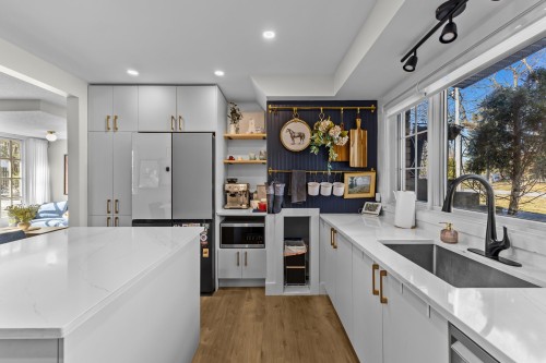 Kitchen - 160 Hampshire Road, Beaconsfield, QC - Indoor Photo Showing Kitchen With Upgraded Kitchen