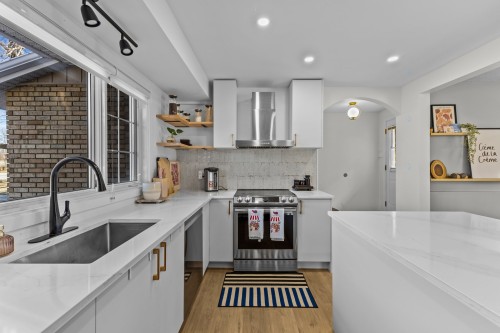 Kitchen - 160 Hampshire Road, Beaconsfield, QC - Indoor Photo Showing Kitchen With Upgraded Kitchen