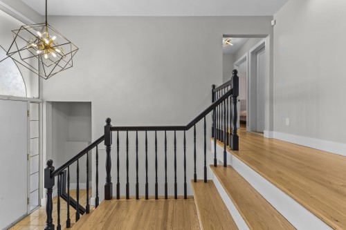 Staircase - 160 Hampshire Road, Beaconsfield, QC - Indoor Photo Showing Other Room