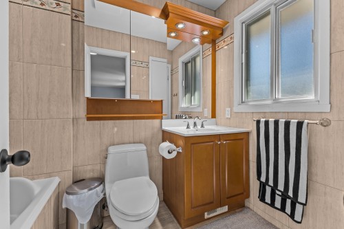 Bathroom - 160 Hampshire Road, Beaconsfield, QC - Indoor Photo Showing Bathroom