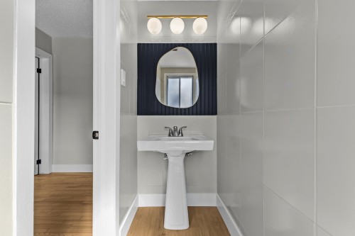 Powder room - 160 Hampshire Road, Beaconsfield, QC - Indoor Photo Showing Bathroom