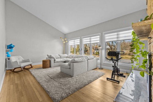 Living Room - 160 Hampshire Road, Beaconsfield, QC - Indoor Photo Showing Living Room