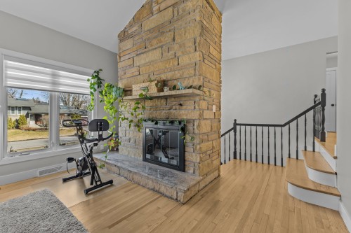Living Room - 160 Hampshire Road, Beaconsfield, QC - Indoor With Fireplace