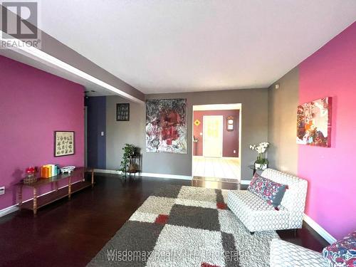 7 Greenmeadow Court, St. Catharines (Fairview), ON - Indoor Photo Showing Living Room