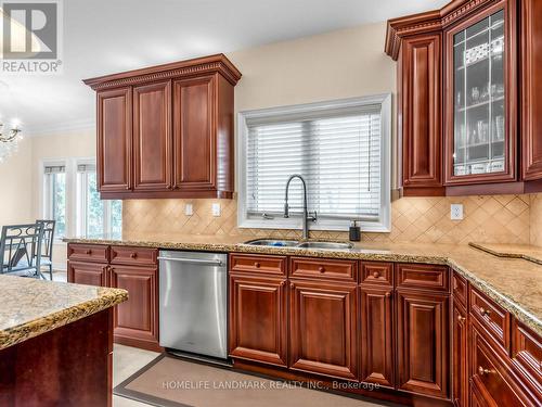 59 Black Walnut Crescent, Richmond Hill, ON - Indoor Photo Showing Kitchen With Double Sink