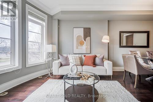 4123 Shipp Drive, Mississauga, ON - Indoor Photo Showing Living Room