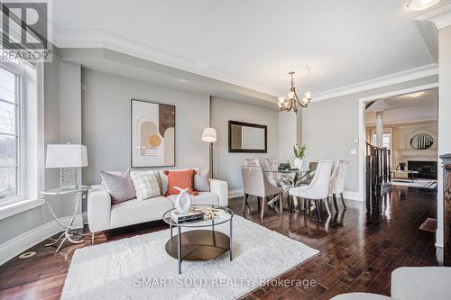 4123 Shipp Drive, Mississauga, ON - Indoor Photo Showing Living Room