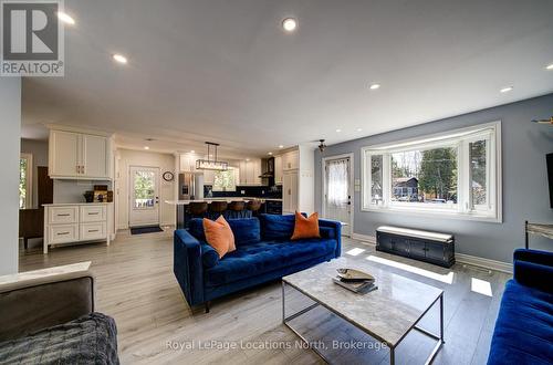 2 Maplewood Drive, Tiny, ON - Indoor Photo Showing Living Room