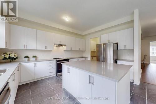 27 Upbound Court, East Gwillimbury, ON - Indoor Photo Showing Kitchen With Double Sink