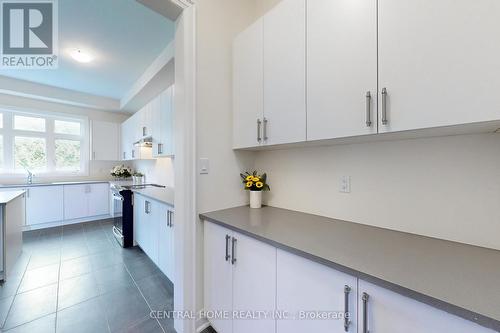 27 Upbound Court, East Gwillimbury, ON - Indoor Photo Showing Kitchen
