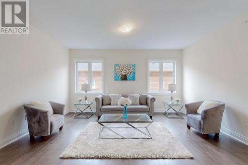 27 Upbound Court, East Gwillimbury, ON - Indoor Photo Showing Living Room