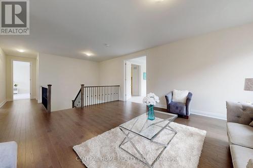 27 Upbound Court, East Gwillimbury, ON - Indoor Photo Showing Living Room