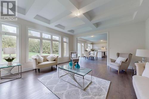 27 Upbound Court, East Gwillimbury, ON - Indoor Photo Showing Living Room