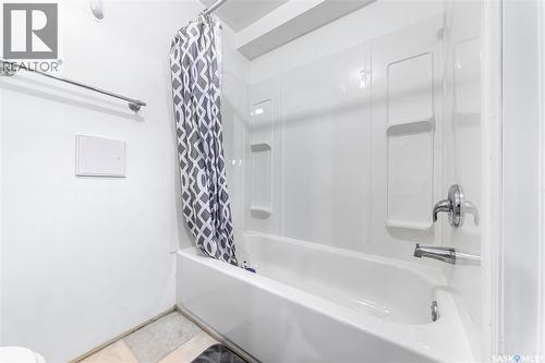 515 Coad Crescent, Saskatoon, SK - Indoor Photo Showing Bathroom