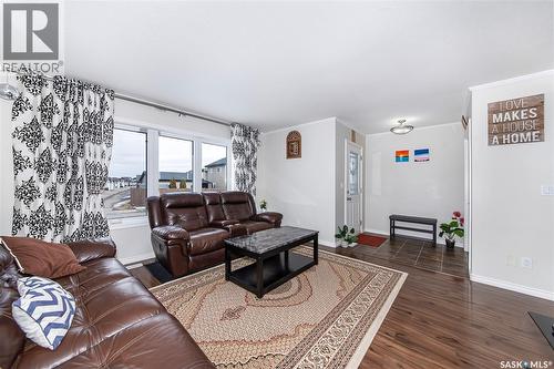 515 Coad Crescent, Saskatoon, SK - Indoor Photo Showing Living Room