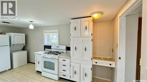 209 1St Street E, Dinsmore, SK - Indoor Photo Showing Laundry Room