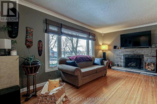 286 Panorama Crescent, London South (South J), ON - Indoor Photo Showing Living Room With Fireplace