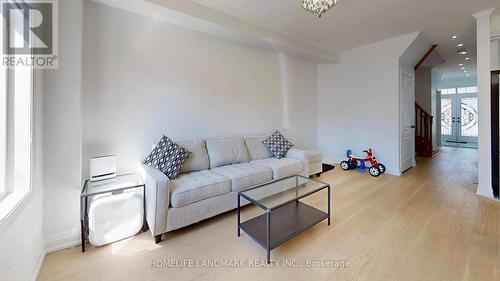 32 Arco Circle, Vaughan, ON - Indoor Photo Showing Living Room