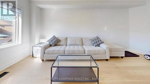 32 Arco Circle, Vaughan, ON - Indoor Photo Showing Living Room