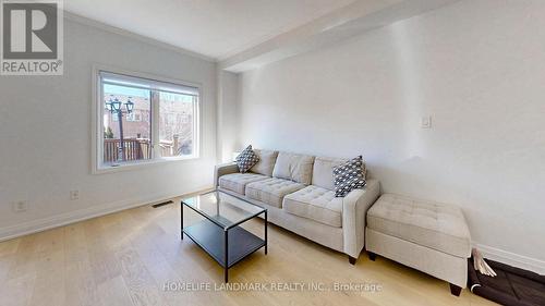 32 Arco Circle, Vaughan, ON - Indoor Photo Showing Living Room