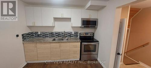 28 Foxacre Row, Brampton, ON - Indoor Photo Showing Kitchen