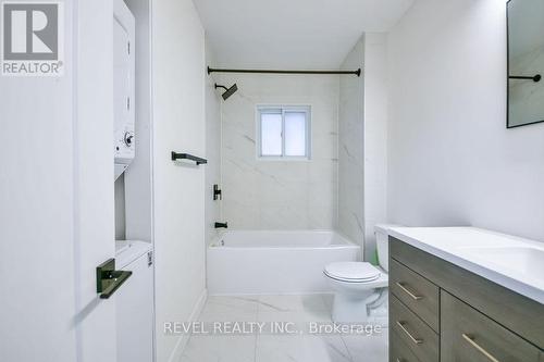 main 4 pc bath w/ laundry - 44 Parkside Drive, Barrie, ON 