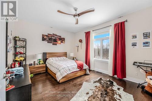 699 Ballycastle Crescent, Ottawa, ON - Indoor Photo Showing Bedroom