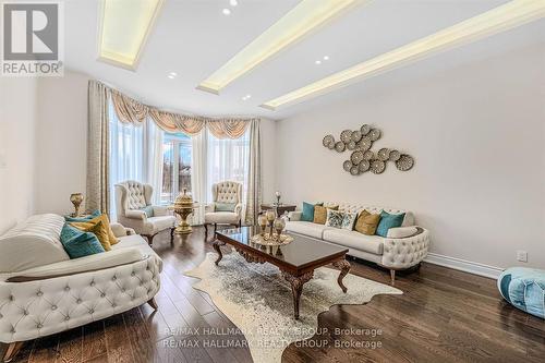 699 Ballycastle Crescent, Ottawa, ON - Indoor Photo Showing Living Room