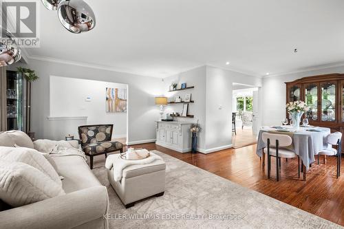 1589 Crediton Parkway, Mississauga, ON - Indoor Photo Showing Living Room