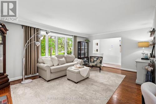 1589 Crediton Parkway, Mississauga, ON - Indoor Photo Showing Living Room