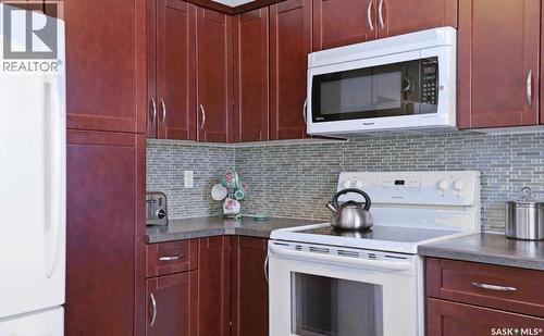 403 Bronson Crescent, Saskatoon, SK - Indoor Photo Showing Kitchen