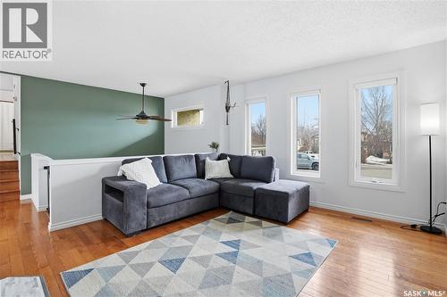 6719 Maplecrest Place, Regina, SK - Indoor Photo Showing Living Room