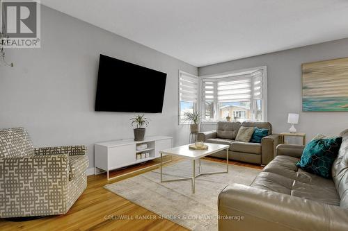 2424 Heaton Avenue, Ottawa, ON - Indoor Photo Showing Living Room