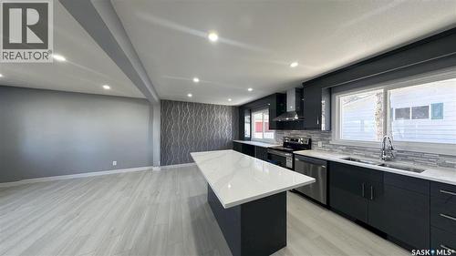 1607 9Th Avenue N, Saskatoon, SK - Indoor Photo Showing Kitchen With Double Sink With Upgraded Kitchen