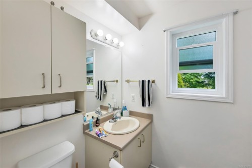 4008 Bow Rd, Saanich, BC 