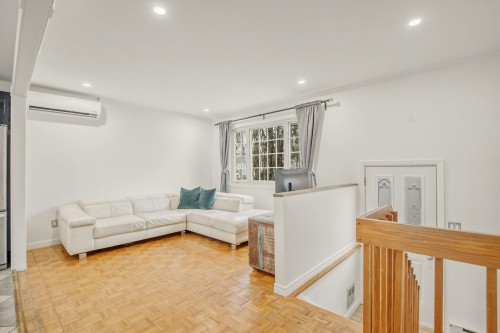 Salon - 855 Rue Beauchemin, Beloeil, QC - Indoor