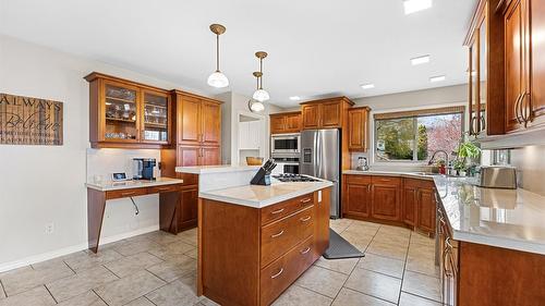 5190 Cobble Crescent, Kelowna, BC - Indoor Photo Showing Kitchen