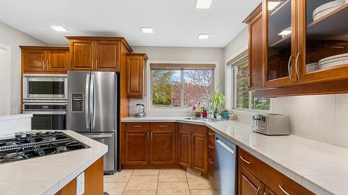 5190 Cobble Crescent, Kelowna, BC - Indoor Photo Showing Kitchen