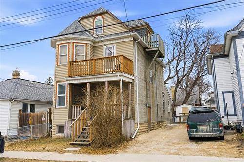 263 Magnus AVE  Winnipeg, MB R2W 2B6