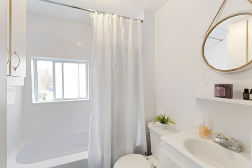 Salle de bains - 386  - 390 9E Avenue, Saint-Jean-Sur-Richelieu, QC - Indoor Photo Showing Bathroom