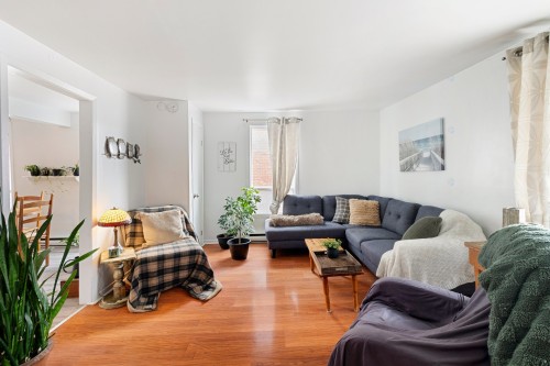 Salon - 386  - 390 9E Avenue, Saint-Jean-Sur-Richelieu, QC - Indoor Photo Showing Living Room