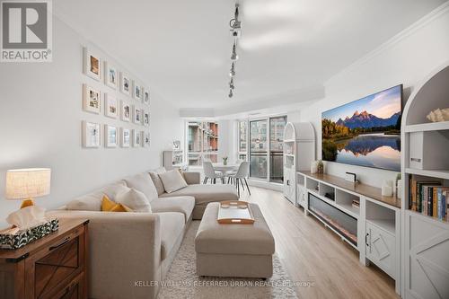 707 - 190 Manitoba Street, Toronto, ON - Indoor Photo Showing Living Room