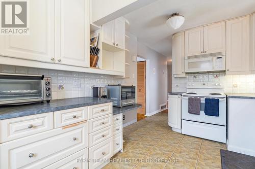 18 Newton Street, Barrie, ON - Indoor Photo Showing Kitchen